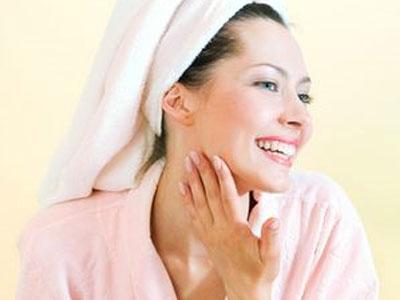 Увлажнение кожи лица специальным кремом